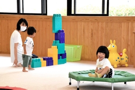 宍粟市の子育て施設で楽しむ親子。安心して育児ができる環境整備が求められる=宍粟市内 宍粟市の子育て施設で楽しむ親子。安心して育児ができる環境整備が求められる=宍粟市内