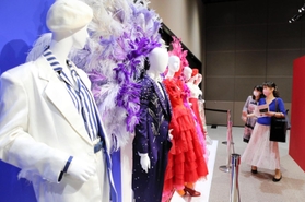 高田賢三さんがデザインした衣装などが並ぶ展示会場=姫路市神屋町(撮影・大山伸一郎) 高田賢三さんがデザインした衣装などが並ぶ展示会場=姫路市神屋町(撮影・大山伸一郎)
