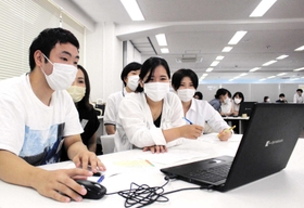 「子どもが喜ぶ行事」について考える学生ら。パソコンの画面越しに中高生たちと話し合った=姫路市本町、ビズスペース姫路 「子どもが喜ぶ行事」について考える学生ら。パソコンの画面越しに中高生たちと話し合った=姫路市本町、ビズスペース姫路