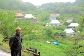 自然が残る集落を見渡しながら、田舎暮らしの魅力を語る福井正春さん=佐用町目高 自然が残る集落を見渡しながら、田舎暮らしの魅力を語る福井正春さん=佐用町目高