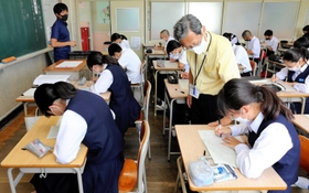 「同室複数指導」の授業風景。2人の教諭が担当する=山陽中学校 「同室複数指導」の授業風景。2人の教諭が担当する=山陽中学校