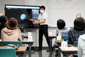 夜間中学の体験会で授業を受ける参加者ら=姫路市北条口3 夜間中学の体験会で授業を受ける参加者ら=姫路市北条口3