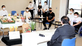 若手就農者らと清元秀泰・姫路市長が意見交換したタウンミーティング=姫路市役所 若手就農者らと清元秀泰・姫路市長が意見交換したタウンミーティング=姫路市役所