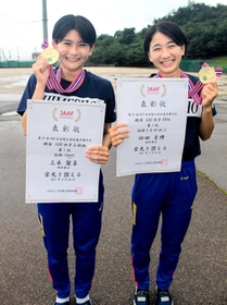 三段跳びで優勝した三木麗菜さん(左)と800メートルで優勝した砂田芽緯さん=姫路市井ノ口 三段跳びで優勝した三木麗菜さん(左)と800メートルで優勝した砂田芽緯さん=姫路市井ノ口
