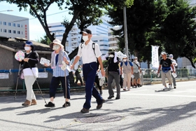 地図を手にゴールを目指す参加者=姫路市南畝町2 地図を手にゴールを目指す参加者=姫路市南畝町2