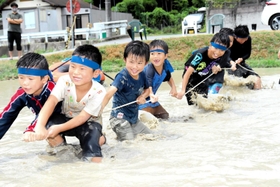 泥まみれになりながら、懸命に綱を引く子どもたち=姫路市石倉 泥まみれになりながら、懸命に綱を引く子どもたち=姫路市石倉