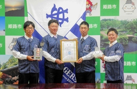 市役所を訪れた(右から)加瀬敦監督、東元堅也主将、大政可典投手、稲岡丈雄外野手=姫路市安田4 市役所を訪れた(右から)加瀬敦監督、東元堅也主将、大政可典投手、稲岡丈雄外野手=姫路市安田4
