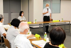 第1回の会合であいさつする会長の加治佐哲也兵庫教育大学長(右奥)=姫路市役所北別館 第1回の会合であいさつする会長の加治佐哲也兵庫教育大学長(右奥)=姫路市役所北別館