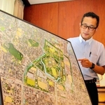 鳥の目線で現在の兵庫県姫路市街地を立体的に描いた「姫路城下鳥瞰(ちょうかん)絵図」が完成し、姫路市に寄贈された。神戸の街を中心に描いてきた鳥瞰図絵師の青山大介さん(45)=神戸市西区=が約9カ月かけて制作した。作品はJR姫路駅構内の市観光案内所(姫路観光なびポート)で展示している。