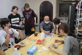食堂に集う姫路イーグレッツの選手ら=福崎町福田 食堂に集う姫路イーグレッツの選手ら=福崎町福田