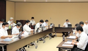議員定数を巡って意見が交わされた姫路市議会の議会運営委員会=姫路市安田4 議員定数を巡って意見が交わされた姫路市議会の議会運営委員会=姫路市安田4
