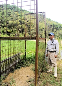 箱形のわなの前でシカやイノシシの被害について話す農家さん=姫路市香寺町 箱形のわなの前でシカやイノシシの被害について話す農家さん=姫路市香寺町