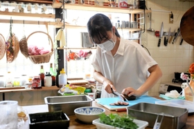 シカ肉を使った料理に挑戦する林双葉さん=姫路市書写(撮影・大山伸一郎) シカ肉を使った料理に挑戦する林双葉さん=姫路市書写(撮影・大山伸一郎)