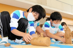 思い思いにランプシェードを作る児童たち=大塩小学校 思い思いにランプシェードを作る児童たち=大塩小学校