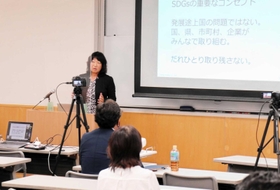 SDGsを活用した企業経営について語る渡瀬ひろみさん=イーグレひめじ SDGsを活用した企業経営について語る渡瀬ひろみさん=イーグレひめじ