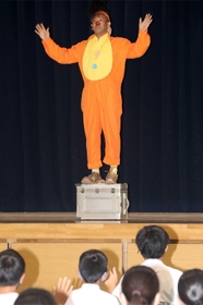 パフォーマンスを披露する大棟さん=広畑中学校 パフォーマンスを披露する大棟さん=広畑中学校