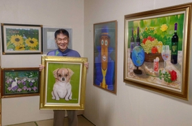 展示予定の作品を手に持つ前海聖明さん=姫路市山野井町、ぜんかい画廊 展示予定の作品を手に持つ前海聖明さん=姫路市山野井町、ぜんかい画廊