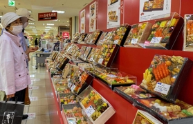 季節感を意識した売り場を設けた山陽百貨店のおせち料理コーナー=姫路市南町 季節感を意識した売り場を設けた山陽百貨店のおせち料理コーナー=姫路市南町