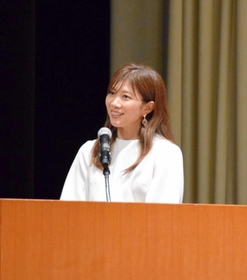 自らの挫折経験を基に、成功を導く心の持ち方について語る潮田玲子さん=姫路市文化センター 自らの挫折経験を基に、成功を導く心の持ち方について語る潮田玲子さん=姫路市文化センター