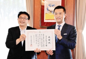 姫路市に1千万円を寄付した当矢印刷の妻鹿吉晃社長(右)と清元秀泰市長=姫路市役所 姫路市に1千万円を寄付した当矢印刷の妻鹿吉晃社長(右)と清元秀泰市長=姫路市役所