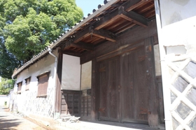 往時の面影を残す長屋門=姫路市余部区下余部 往時の面影を残す長屋門=姫路市余部区下余部
