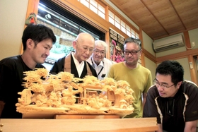 完成した狭間を見つめる法輪寺の小林仁水住職(左から2人目)と祭典関係者ら=姫路市井ノ口 完成した狭間を見つめる法輪寺の小林仁水住職(左から2人目)と祭典関係者ら=姫路市井ノ口