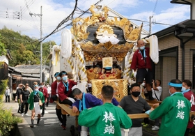 水引幕とじゅばんが新調され、華やかさを増した屋台。2年ぶりに町内を巡った=姫路市的形町的形(撮影・大山伸一郎) 水引幕とじゅばんが新調され、華やかさを増した屋台。2年ぶりに町内を巡った=姫路市的形町的形(撮影・大山伸一郎)