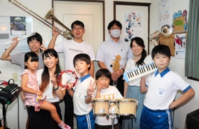 コンクールに出場するメンバー。ボンゴやタンバリンなど楽器の種類も多彩だ=姫路市 コンクールに出場するメンバー。ボンゴやタンバリンなど楽器の種類も多彩だ=姫路市