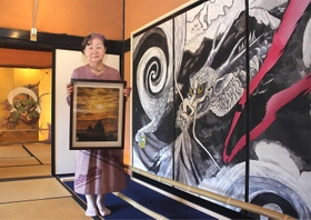ちぎり絵作品を展示している吉川洋子さん。ふすまに仕上げた大作もある=姫路市林田町中構 ちぎり絵作品を展示している吉川洋子さん。ふすまに仕上げた大作もある=姫路市林田町中構
