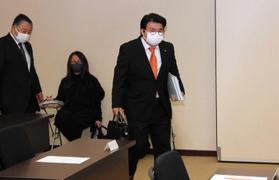 特別委員会の証人尋問に臨む松岡広幸市議=姫路市安田4 特別委員会の証人尋問に臨む松岡広幸市議=姫路市安田4