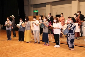 舞台「青べか物語-関西風味」の本番に向け稽古に励む出演者ら=姫路市西延末 舞台「青べか物語-関西風味」の本番に向け稽古に励む出演者ら=姫路市西延末