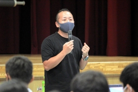 山陽中の生徒に講演する前田良さん=姫路市延末 山陽中の生徒に講演する前田良さん=姫路市延末