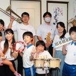 音楽好きの重谷晶子さん(39)と本間菜々子さん(30)姉妹=ともに兵庫県姫路市=が、家族や親類らでバンド「サウンドフルハウス」を結成し17日、三重県四日市市である「全国ファミリー音楽コンクール」に初挑戦する。4~47歳の9人で参加。代表の本間さんは「個性の光る演奏が持ち味。(1位の)グランプリを目指します」と意気込む。