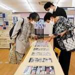 兵庫県姫路市西二階町の呉服店「西松屋」本社ビル7階で、2代目社長、故茂理親平(もり・しんぺい)氏の収集した切手が展示されている。「シンペイ館」と名付けられた会場には、1977年に亡くなった茂理氏が60~75年ごろに集めた切手約400種類が並ぶ。色鮮やかなデザインとともに当時の出来事を振り返ることができる。