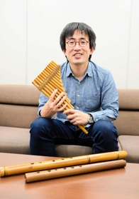 アンデス笛「サンポーニャ」を手に、ライブと初アルバムへの意気込みを語る勝野勉さん。手前はケーナ=姫路市内 アンデス笛「サンポーニャ」を手に、ライブと初アルバムへの意気込みを語る勝野勉さん。手前はケーナ=姫路市内