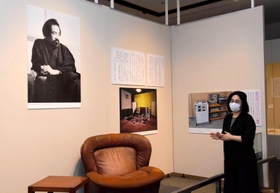 五味康祐が愛した自宅オーディオルームの展示。学芸員の杉田陽子さんは「五味という作家がいたことや、その人生を知ってほしい」と話す=姫路市山野井町 五味康祐が愛した自宅オーディオルームの展示。学芸員の杉田陽子さんは「五味という作家がいたことや、その人生を知ってほしい」と話す=姫路市山野井町