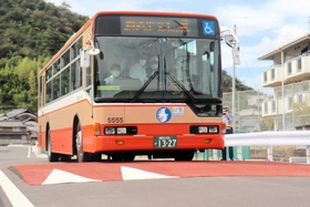 実験でハンプを乗り越えるバス=姫路市四郷町見野 実験でハンプを乗り越えるバス=姫路市四郷町見野