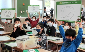 マクドナルドの取り組みを通じてSDGsについて学ぶ子どもたち=豊富小中学校 マクドナルドの取り組みを通じてSDGsについて学ぶ子どもたち=豊富小中学校