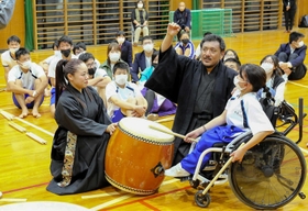 姫路聴覚特別支援学校の生徒にアドバイスする和太鼓奏者の陽介さん(中央右)=姫路市本町 姫路聴覚特別支援学校の生徒にアドバイスする和太鼓奏者の陽介さん(中央右)=姫路市本町