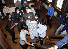 大学生7人に支えられながら登城する加藤貴士さん=姫路城 大学生7人に支えられながら登城する加藤貴士さん=姫路城