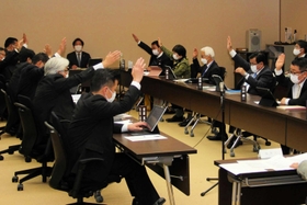 松岡広幸市議の言動について姫路市に刑事告発を求める方針を決めた特別委=姫路市安田4 松岡広幸市議の言動について姫路市に刑事告発を求める方針を決めた特別委=姫路市安田4