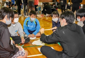 アイデアを出し合いながら紙製の橋を作る姫路高の生徒と城西小の児童=城西小 アイデアを出し合いながら紙製の橋を作る姫路高の生徒と城西小の児童=城西小