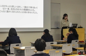 コロナ病棟での経験を語る助川理子さん=賢明女子学院中 コロナ病棟での経験を語る助川理子さん=賢明女子学院中
