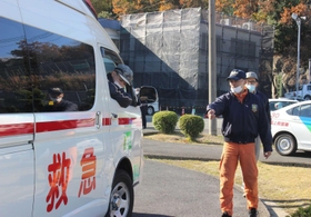 山本尚消防司令補から走行のこつを学ぶ若手隊員=西播自動車教習所 山本尚消防司令補から走行のこつを学ぶ若手隊員=西播自動車教習所