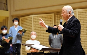 歌唱指導する池辺晋一郎さん=パルナソスホール 歌唱指導する池辺晋一郎さん=パルナソスホール