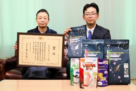 「輸出に取り組む優良事業者」として表彰されたキョーリンの神畑道子社長(左)ら=姫路市下寺町 「輸出に取り組む優良事業者」として表彰されたキョーリンの神畑道子社長(左)ら=姫路市下寺町