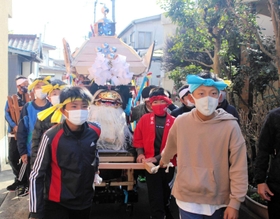 手作りした屋台を引き、町内を練り歩く児童たち=姫路市大塩町 手作りした屋台を引き、町内を練り歩く児童たち=姫路市大塩町