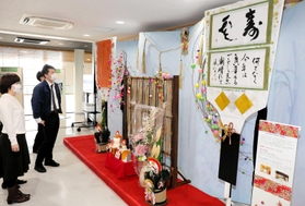 新春に合わせて高校生がしたためた力作が並ぶ会場=中播磨県民センター県民ホール 新春に合わせて高校生がしたためた力作が並ぶ会場=中播磨県民センター県民ホール