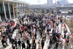 会場となった「アクリエひめじ」の前に集う新成人ら=姫路市神屋町 会場となった「アクリエひめじ」の前に集う新成人ら=姫路市神屋町