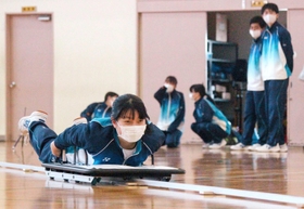 冬季競技の「スケルトン」を体験する網干高校の生徒=姫路市網干区新在家 冬季競技の「スケルトン」を体験する網干高校の生徒=姫路市網干区新在家